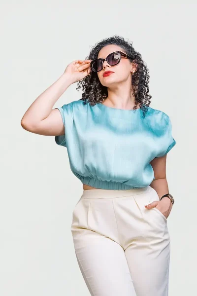 blusa-satinada-elastico-en-cintura-color-azul-cielo