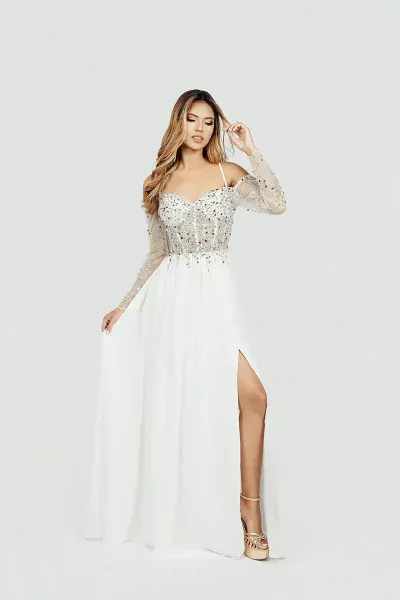 vestido-de-boda-con-corset-escote-de-corazon-con-tirantes-delgados-decorado-con-pedreria-color-blanco