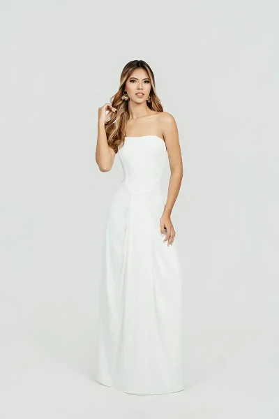 vestido-de-boda-largo-con-un-corte-recto-strapless-de-corpino-y-un-ligero-pliegue-en-la-parte-delantera-color-blanco