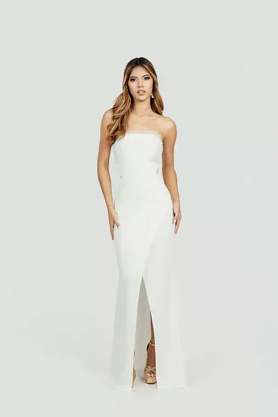 vestido-de-boda-strapless-recto-sin-tirantes-corpino-ajustado-decorado-con-una-cinta-de-tul-largo-color-blanco